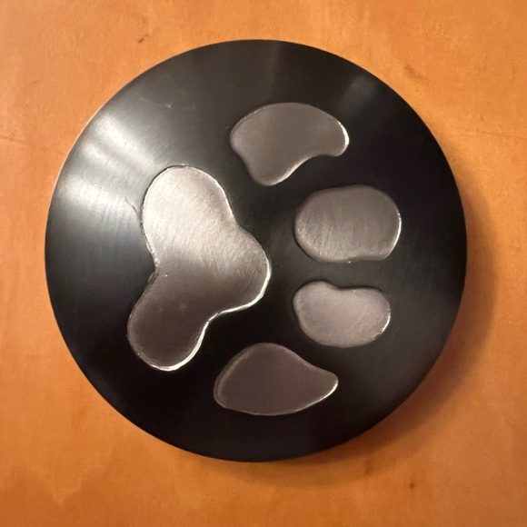 Solid brass, olive green, paw print, small pet urn. Up to 40 in.³. - Picture 4 of 9